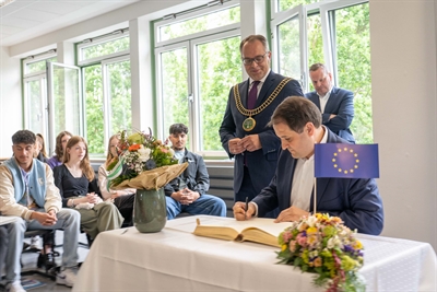 NRW-Minister Nathanael Liminski trägt sich ins Goldene Buch der Stadt Bocholt ein