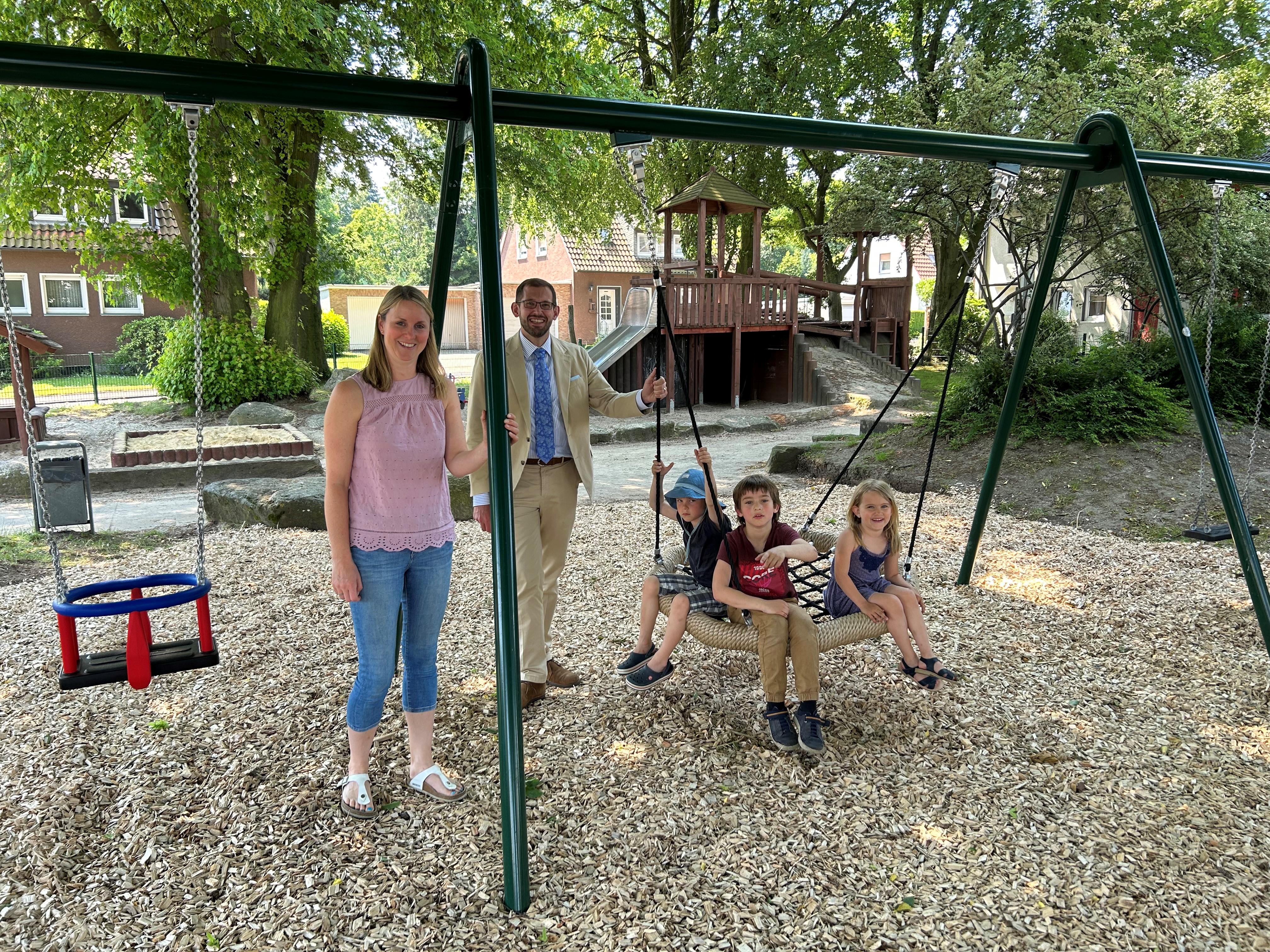 Neue Dreifachschaukel am Spielplatz Ringstraße in Unna-Massen