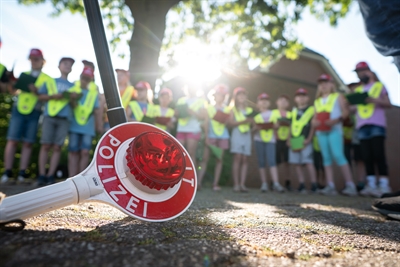 Polizeihauptkommissar Michael Schneider erklärt den Kindern, wie die Aktion abläuft