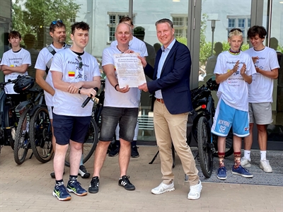 Übergabe symbolischer Friedensvertrag