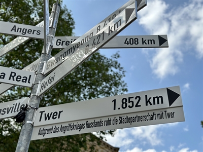 Wegweiser nach Twer mit Zusatzschild