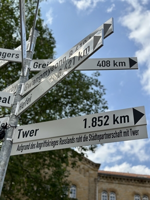 Wegweiser nach Twer mit Zusatzschild