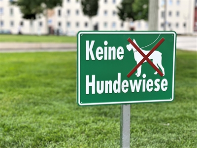 Hinweisschild: Keine Hundewiese