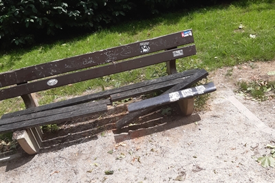 Zwei Parkbänke wurden mutwillig zerstört 