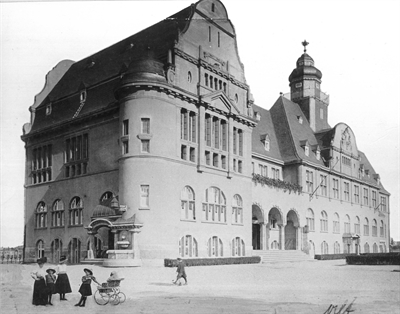Altes Rathaus mit Säulen