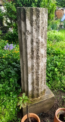 Säule im Garten
