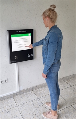 Neues Anmeldeterminal in der Haus-Vorster-Straße 8