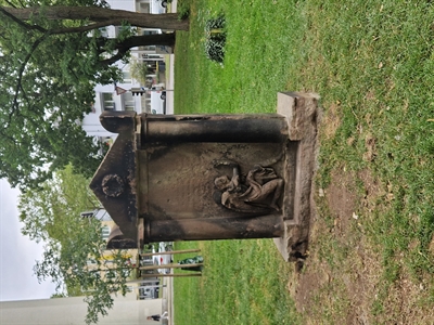 Fünf historische Grabsteine zurück auf den Lutherplatz 3