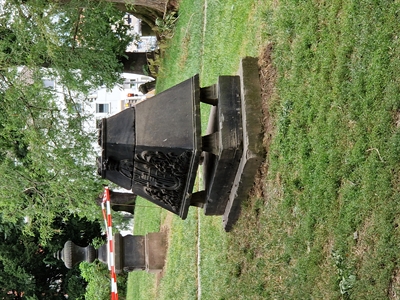 Fünf historische Grabsteine zurück auf den Lutherplatz 4