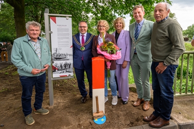 Grenzpfahl anlässlich 60 Jahre Suderwick