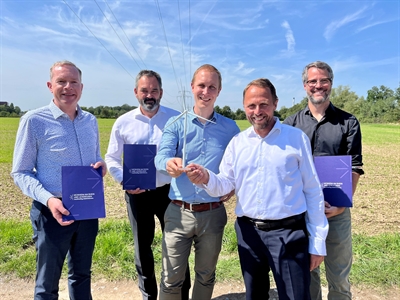 An der Stadtgrenze stellen beide Kommunen gemeinsamen Ideen für den Betrieb von Windkraftanlagen vor