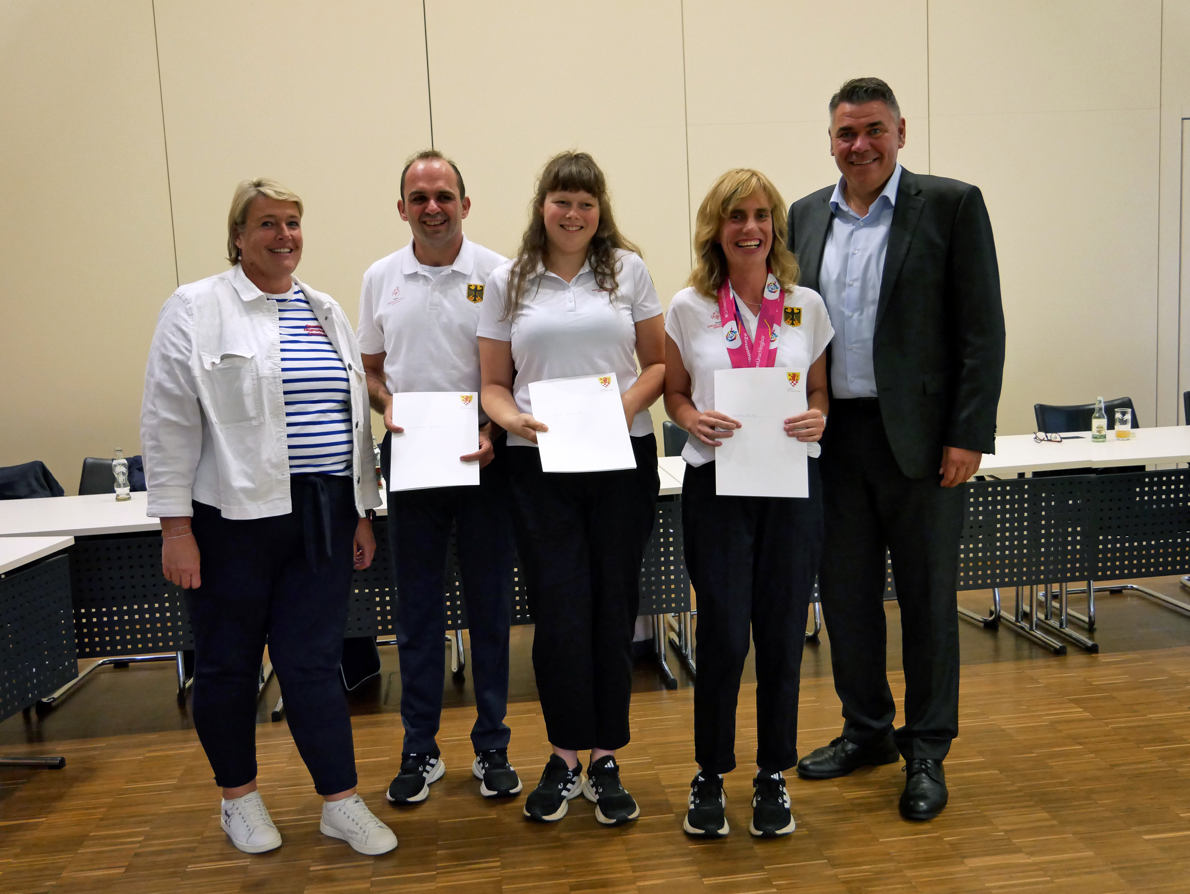 Landrat ehrt Reitsportler - Reiterinnen und Reiter der Special Olympics zu Besuch im Kreishaus