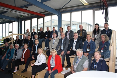 Unser Foto zeigt die Teilnehmerinnen und Teilnehmer aus allen drei Partnerkreisen bei der Besichtigung des Airbus-Werkes in Nordenham