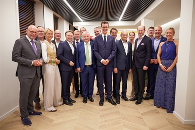 Nordrhein-Westfalens Ministerpräsident Hendrik Wüst mit Vertreterinnen und Vertretern aus dem Münsterland, darunter Borkens Landrat Dr. Kai Zwicker (5. v. l.)  