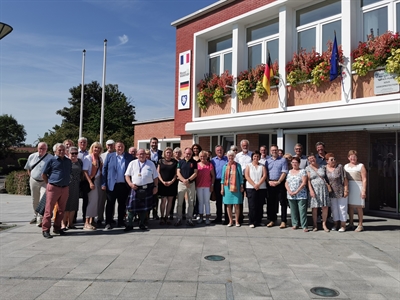 Gruppenfoto vor dem Rathaus Roost-Warendin 