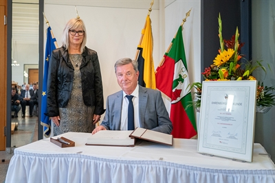 Magdeburgs Oberbürgermeisterin Simone Borris bat den früheren Oberbürgermeister Dr. Lutz Trümper, sich in das Goldene Buch der Landeshauptstadt Magdeburg einzutragen.