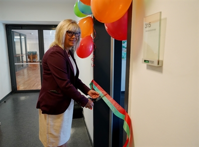 Oberbürgermeisterin Simone Borris eröffnet das neue Eltern-Kind-Zimmer im Alten Rathaus