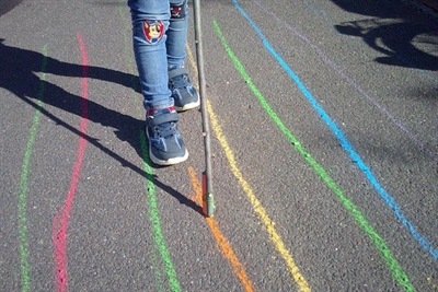 Kinder, die zu Fuß zur Kita kommen, können mit bunten Kreidestreifen ihren Weg markieren. 