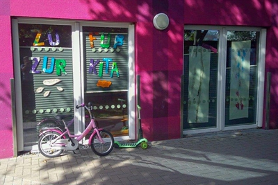Die Kinder können den Weg zu Fuß oder auch mit dem Roller oder Laufrad zurücklegen.