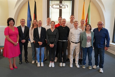 Bürgermeisterin Regina-Dolores Stieler-Hinz und die geehrten Schwimmerinnen und Schwimmer sowie das Trainerteam.