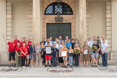 Die erfolgreichsten Teilnehmenden des STADTRADELNS 2023 vor dem Alten Rathaus