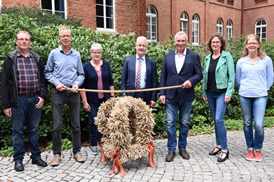 Vertreter der Kreislandwirte und der Kreislandfrauen überreichten Landrat Matthias Groote vor dem Kreishaus eine Erntekrone. 