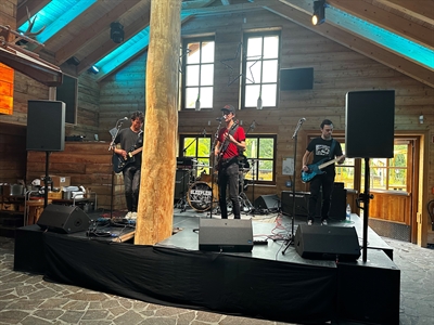 Am Ende der Machbar gab es bei gutem Essen und alkoholfreien Cocktails in Möppis Hütte noch Musik von der Band „sleepless nights“. 