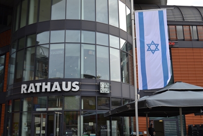 Israelische Fahne vor dem Rathaus