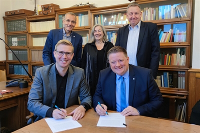 Foto von der Vertragsunterzeichnung 