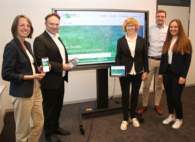 Landrat Dr. Kai Zwicker (2. v. l.) und Dr. Elisabeth Schwenzow (rechts daneben - beim Kreis für 