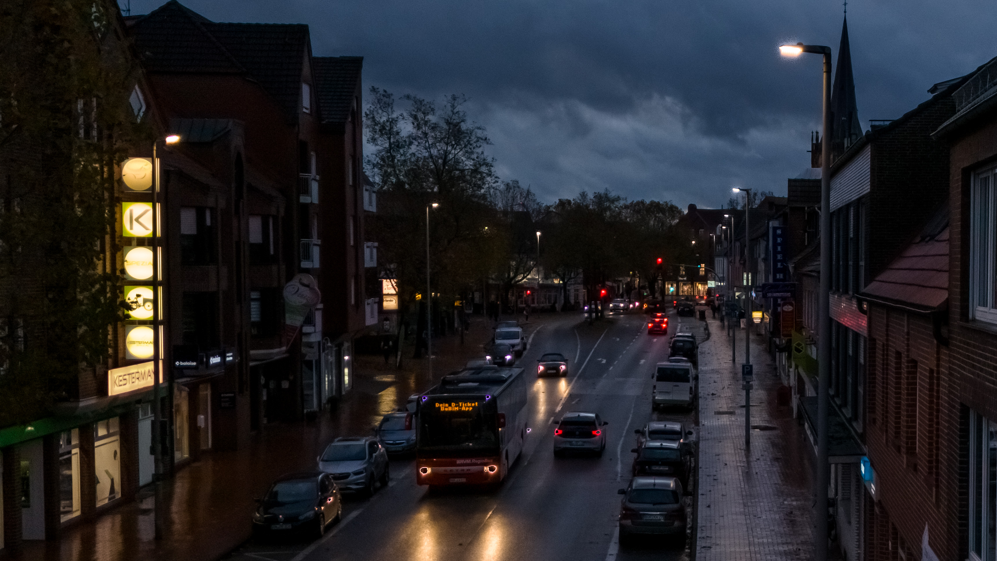 Straßenlaternen entlang Ahauser Königstraße und Bahnhofstraße auf hocheffiziente LED-Technik umgerüstet - Förderung aus Mitteln der Nationalen Klimaschutzinitiativ des BMWK