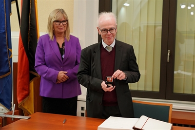 Langjähriger Domkantor und -organist Barry Jordan trug sich in das Goldene Buch der Landeshauptstadt Magdeburg ein