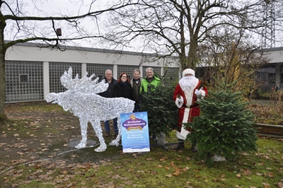 Richard Finette, Beisitzer im Förderverein Neuland-Park e. V., Michaela Di Padova, stellvertretende Vorsitzende des Fördervereins Neuland-Park e. V., Armin Kühler, im Fachbereich Stadtgrün für den Nordischen Weihnachtsmarkt verantwortlich, Dirk Pott von der Aktionsgemeinschaft Opladen sowie der Weihnachtsmann (v.l.n.r.)