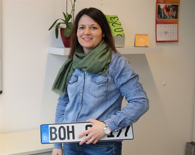 Jasmin Reupke, Leiterin der Kfz-Zulassung des Kreises Borken, präsentiert ein BOH-Kennzeichen, so wie es jetzt im Märkischen Kreis verwendet werden kann
