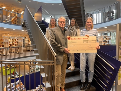 Bei der Spendenübergabe konnten 1000€ an die Tafel Bocholt e.V. übergeben werden: v.l. Melanie Tenhumberg (Fachliche Bibliotheksleiterin), Dr. Helmut Schepers (1. Vorsitzender Tafel Bocholt e.V.), Isabel Testroet (Geschäftsbereichsleiterin), Elisa Rickert (Organisatorin Adventstombola der Stadtbibliothek)