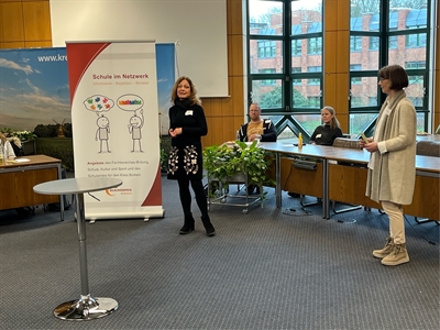 Schulrätin Regina Harbig (links) und Anne Rolvering vom Bildungsbüro des Kreises begrüßten die Teilnehmerinnen und Teilnehmer