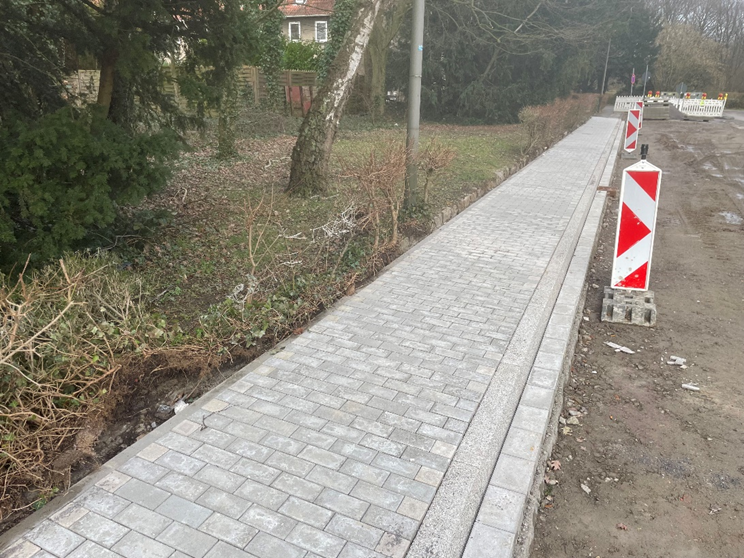 Auf Gendorfer Straße wird asphaltiert - Arbeiten schreiten voran