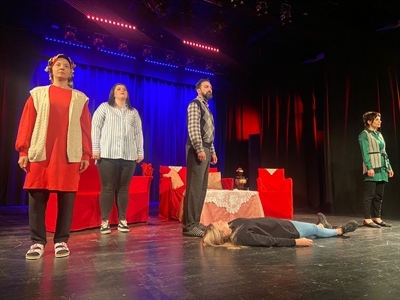 Das Ensemble Halber Apfel gibt am 10. März mit ihrer Theatervorführung 