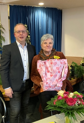 Iris Beckmann-Klatt, Fachbereichsleiterin Jugend und Bildung des Kreises, wurde im Schul- und Sportausschuss vom Vorsitzenden, Peter Maywald, verabschiedet. Foto Ulla Erkens/Märkischer Kreis.