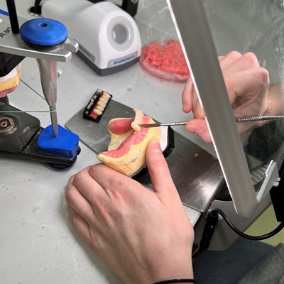 Neue Geräte für die Ausbildung im Zahntechnik-Labor