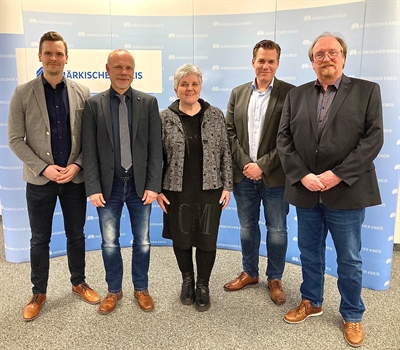 Mit dem Jugendamtsleiter Meinolf Hammerschmidt (2.v.l.), seinem Stellvertreter Matthias Sauerland (1.v.r.) und den Fachdienstleitern Fabian Kläs (1.v.l) und Christian Weisheit (2.v.r.) ist das Team Jugendamt des Märkischen Kreises aus Sicht der scheidenden Fachbereichsleiterin Iris Beckmann-Klatt für die Zukunft gut aufgestellt. Foto: Ulla Erkens/Märkischer Kreis