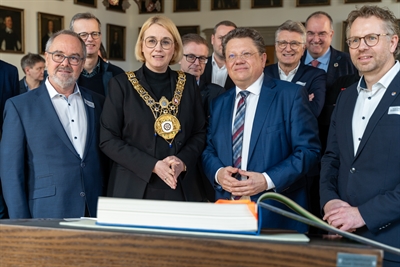 Minister Andreas Philippi trägt sich ins Goldene Buch ein