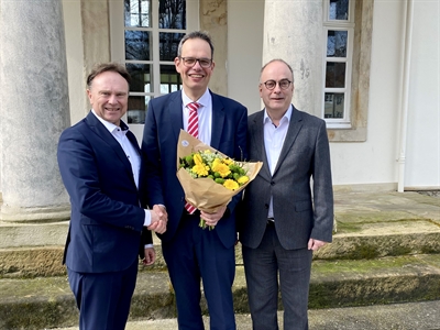 Dr. Kai Zwicker, Aufsichtsratsvorsitzender des Münsterland e.V. (links), und Klaus Ehling, Vorstand des Münsterland e.V. (rechts), gratulieren Andreas Grotendorst, dem Vorstand des Münsterland e.V. ab August 2024 - Foto: Münsterland e. V.