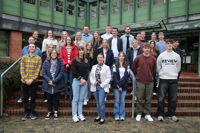 Ausbildungsleiter Christof Kleinwege (oben links) hat jetzt die künftigen Auszubildenden und Studierenden aus dem Einstellungsjahrgang 2024 ins Borkener Kreishaus für einen Kennenlernnachmittag eingeladen.