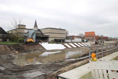 Die Arbeiten an der Berkel in der Nähe der ebenfalls renovierten Berkelmühle (im Hintergrund) nähern sich dem Ende