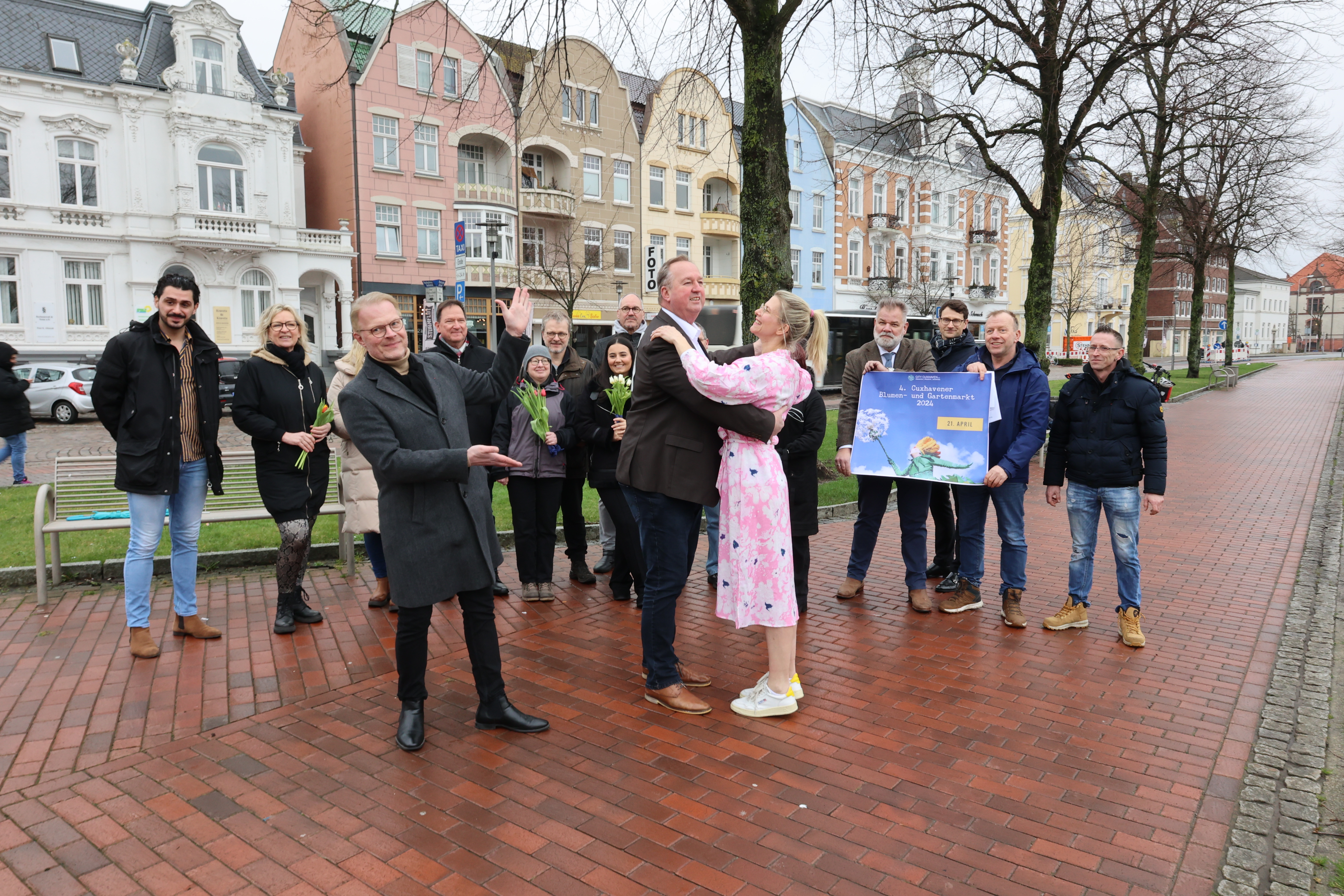 Weltrekordversuch beim Cuxhavener Blumenmarkt: Gemeinsam im Walzertakt tanzen