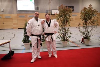 Landrat Dr. Kai Zwicker (rechts) begrüßte zusammen mit Moderator Raimund Stroick die Gäste im 