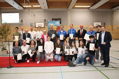 Verbreitungsgebiet des BBV: Die Geehrten aus dem Verbreitungsgebeit des BBV mit Vertretern der dortigen Kommunen und Landrat Dr. Kai Zwicker (rechts)