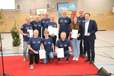 Verbreitungsgebiet des GZ: Die Geehrten aus dem AZ-Verbreitungsgebiet und das Team der DLRG Stadtlohn, das von einem Unternehmen aus dem AZ-Verbreitungsgebiet gesponsort wird, mit Landrat Dr. Kai Zwicker (rechts)