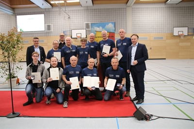 Verbreitungsgebiet der MZ: Die Geehrten aus dem Verbreitungsgebeit der MZ mit Vertretern der dortigen Kommunen und Landrat Dr. Kai Zwicker (rechts)